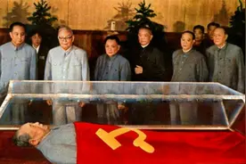 毛主席纪念堂一年落成，主席遗体安放其中，接受人民世代瞻仰