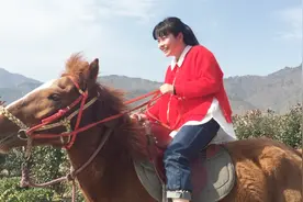 群众演员黄喂喂学骑马，200学一天包教会狂奔，可以接骑马特约啦