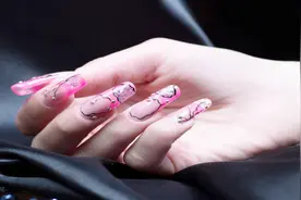 指甲污垢挺“烦”，一个清洁护理的小妙招，让美甲精致！视频封面