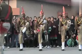 印度在巴基斯坦边境升旗仪式高清版来了，真别说，腿抬得就是高视频封面