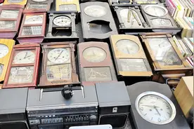 沈阳铁西旧物市场，老式录音机挂钟磁带真多，充满了怀旧的情怀视频封面