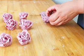 紫薯小花馒头的做法，一揉一卷，步骤讲解详细，营养好吃又漂亮