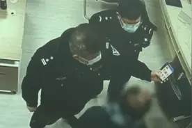 男子自称名牌大学教授可帮人入学，真实身份曝光连民警都惊呆了视频封面