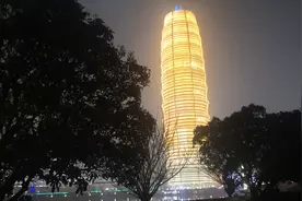 追梦哥为拍五分钟的视频，足足等了两个小时，大玉米的灯光秀值吗