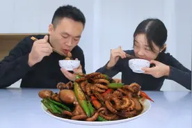 花55买了8条八爪鱼，做酱爆八爪鱼，个个都有大米，太爽了