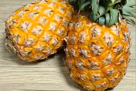 菠萝好不好，看一眼就知道，卖菠萝的果农教我诀窍，挑的多汁又甜视频封面