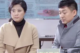 夫妻去民政局办离婚，男工作人员竟当场献花示爱，笑得我肚子疼！视频封面