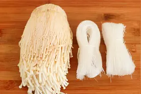 粉丝和金针菇放在一起，鲜香开胃，做法简单详细，一盘不够吃