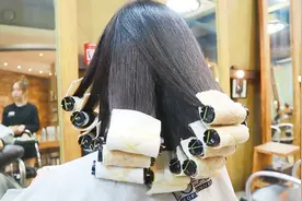 长发妹子头发天然卷还想烫发，到理发店烫了卷发又拉直变化好大