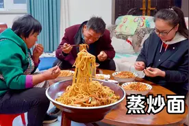 家常肉丝炒面，营养美味，一口面一口蒜美得很！