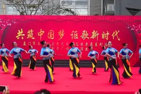 广场舞《爱我中华》服装队形真漂亮，舞出了风采