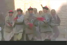 影视：遗留看守马圈的清朝老兵，手握冷兵器，被机枪屠杀，泪目！