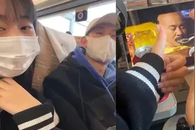 女生在高铁上偶遇前男友，2个人坐在一起毫不尴尬，网友们炸锅了视频封面