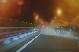 浙江2货车相撞横扫快车道，一小车躲不开一头撞上，现场堵车3小时视频封面