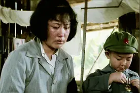 赵蒙生把自己军功章送靳开来妻子1984年电影《高山下的花环》7