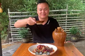 八爪鱼这样吃才叫爽，一碗酒一只鱼，鲜香辣味十足，吃开心了