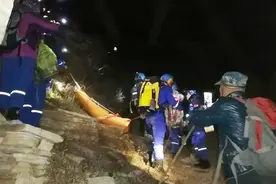 九级风中爬野山，53岁女驴友被吹下20多米高悬崖视频封面