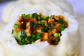 素馅包子好吃有诀窍，菜馅晶莹剔透不变色，面皮暄软，真好吃