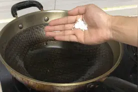 不管炸过东西的油多浑浊，里面倒一把，1分钟就能变清澈，都试试视频封面