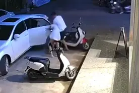 女子凌晨遭前男友强行拖上车 现场惨叫引来路人 监控拍下惊险一幕视频封面
