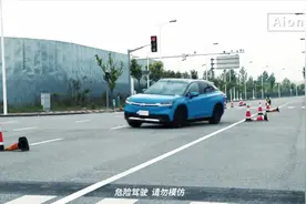 麋鹿测试中，特斯拉变道玩得最溜！理想ONE车身晃动太明显？视频封面