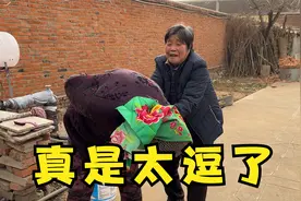 扮成老太太闯进奶奶家，看看奶奶会有啥反应？真是太逗了视频封面