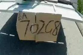 货车拉载超长玻璃，车牌被挡，司机自作聪明手写放大号被罚