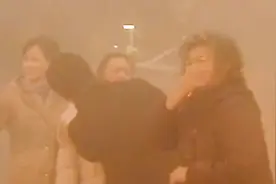 老戏骨不容易！黄渤宋春丽重复拍摄爆炸戏，在烟中呛得狂咳嗽视频封面