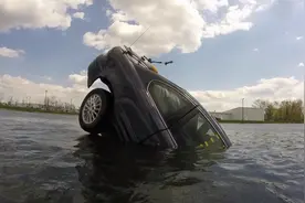 为什么汽车落水后，车门和车窗都打不开？那到底该如何自救？