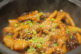 嘴馋了，来上一锅鸡爪煲，开胃下饭，做法还简单，太香了