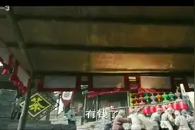 曾经的痞子，发财了之后满大街分钱