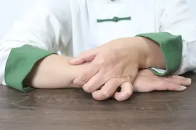 总是上火？别在轻易祛火了！每天推三焦经，坚持3分钟，祛火通络视频封面