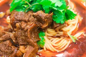 这才是红烧牛肉面的好吃做法，学会了能直接开面馆，越吃越香