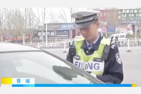 只需按下按钮车牌实现自动翻转，司机这波操作，交警也看愣了