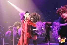 头号迷妹！张学友演唱会19岁女儿惊喜现身，跟唱不停，表情陶醉视频封面