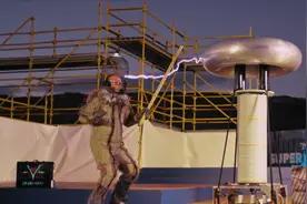 如何与闪电近距离接触？特斯拉线圈打造百万伏闪电，让人大开眼界视频封面