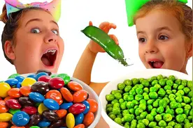 小女孩喜欢吃七彩彩虹豆，姐姐喜欢吃纯绿色的mm豆，哪种更好吃？