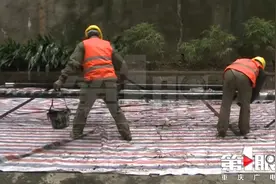 施工队小区里刷油漆味道刺鼻！居民：闻多了会伤害身体不？视频封面