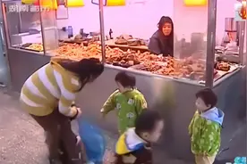 “龙凤吉祥”四胞胎成甜蜜负担？看完后续才明白，孩子多也不好！视频封面