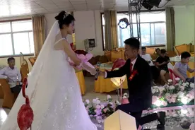 婚礼开始，新郎走到新娘面前，单膝下跪只一句我爱你，代表了所有视频封面