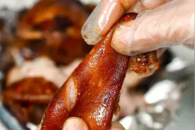 猪肘拐这么做比猪蹄都好吃，表皮特Q弹肉多筋也多，还带着烧烤味