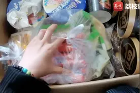 大连一高校封寝妈妈为女儿送来24斤食物：箱子很沉 感动到哭了视频封面