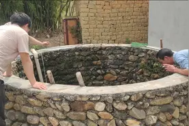百年古井每天晚上发出奇怪的叫声，水抽干后，下去一模吓得哇哇叫视频封面