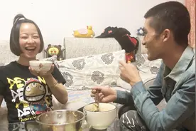 快递小哥媳妇解锁面条新吃法，俩人却因之前的鸡腿开掐，欢喜冤家