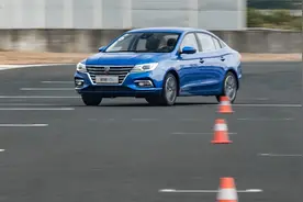 荣威i5这车怎么样？为什么会销量火爆？大斌给你分析一下视频封面