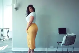 白T恤搭配黄色休闲阔腿裤，简约时尚，百搭不挑人视频封面