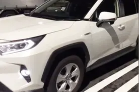 19款丰田RAV4，放倒后排座椅躺进后备箱，才知道啥叫人性化