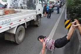 高速堵车女司机尿急咋办？老司机：聪明人用这招，简单粗暴不尴尬视频封面