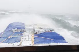 当万吨巨轮在深海碰到暴风雨，场面太震撼视频封面
