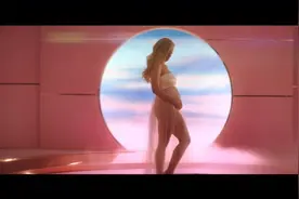 水果姐发布单曲MV，并公布怀孕喜讯，穿白色纱裙手托孕肚很唯美